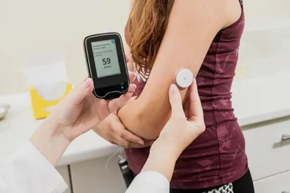 Implante eletrônico ECHO do tamanho de uma moeda para tratamento de diabetes e obesidade, converte glicose em energia