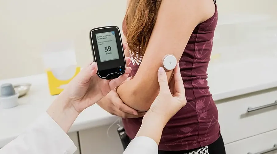Implante eletrônico ECHO do tamanho de uma moeda para tratamento de diabetes e obesidade, converte glicose em energia