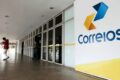 Ministro Dario Durigan assina documento com logotipo dos Correios e cifra de R$ 7 bilhões ao fundo