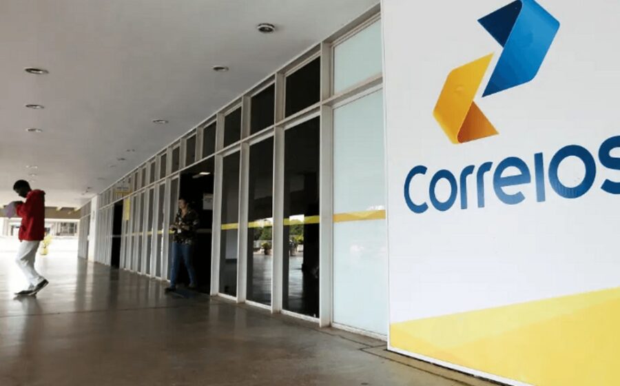 Ministro Dario Durigan assina documento com logotipo dos Correios e cifra de R$ 7 bilhões ao fundo