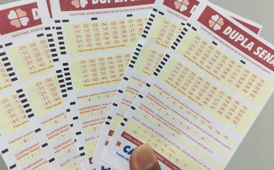 Bilhete da Dupla Sena com números marcados e valor acumulado de R$ 9,2 milhões em destaque