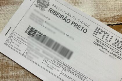 Prefeito de Rio das Ostras sanciona lei de reajuste salarial de 4,22% para servidores