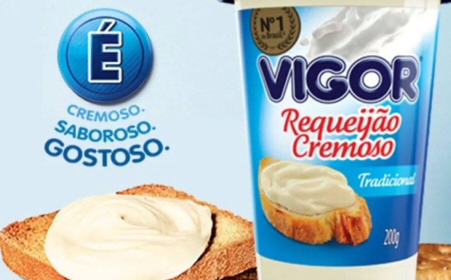 Potes de requeijão de diferentes marcas brasileiras lado a lado com rótulos nutricionais em destaque mostrando proteína e sódio