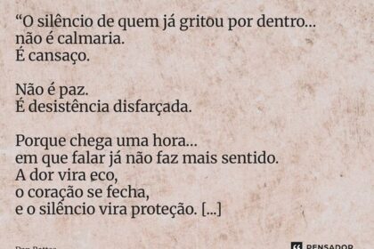 Colaborador exausto em silêncio no escritório, representando esgotamento silencioso e saúde mental no trabalho