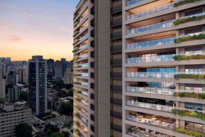 Canteiros de obra em bairros nobres de São Paulo com guindastes e prédios compactos em construção