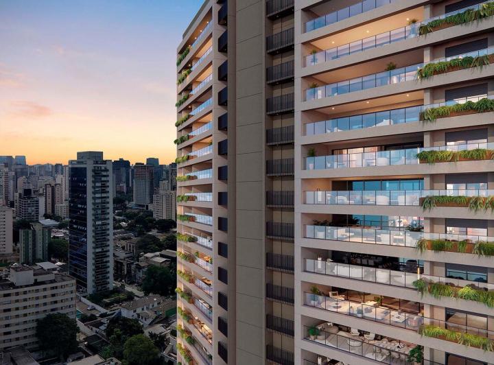 Canteiros de obra em bairros nobres de São Paulo com guindastes e prédios compactos em construção