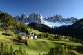 Estrada romana antiga serpenteando pelos Alpes com inclinação suave de 2 graus