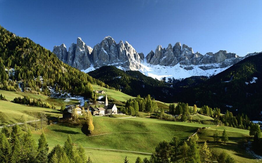 Estrada romana antiga serpenteando pelos Alpes com inclinação suave de 2 graus