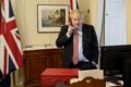 Trabalhador britânico com contrato zero hora olha relógio e calendário vazio simbolizando renda instável