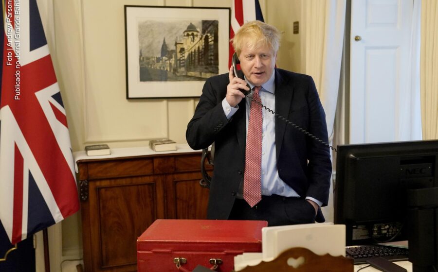 Trabalhador britânico com contrato zero hora olha relógio e calendário vazio simbolizando renda instável