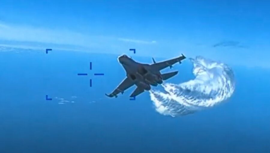 Drone naval ucraniano dispara míssil terra-ar contra helicóptero russo no Mar Negro