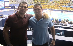 Irmãos Nogueira Minotauro e Minotouro posando em academia da Team Nogueira
