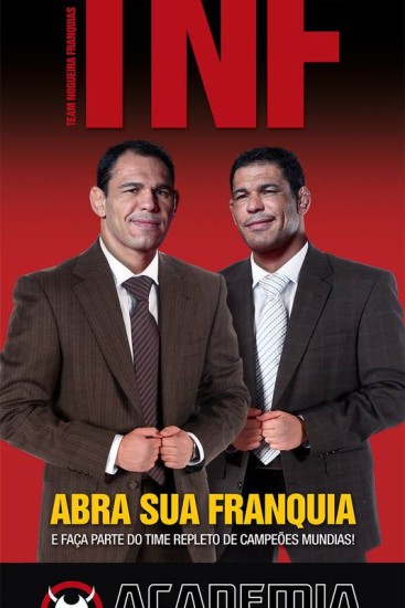 Irmãos Nogueira, Minotauro e Minotouro, em pose de negócios diante de unidade da franquia Team Nogueira