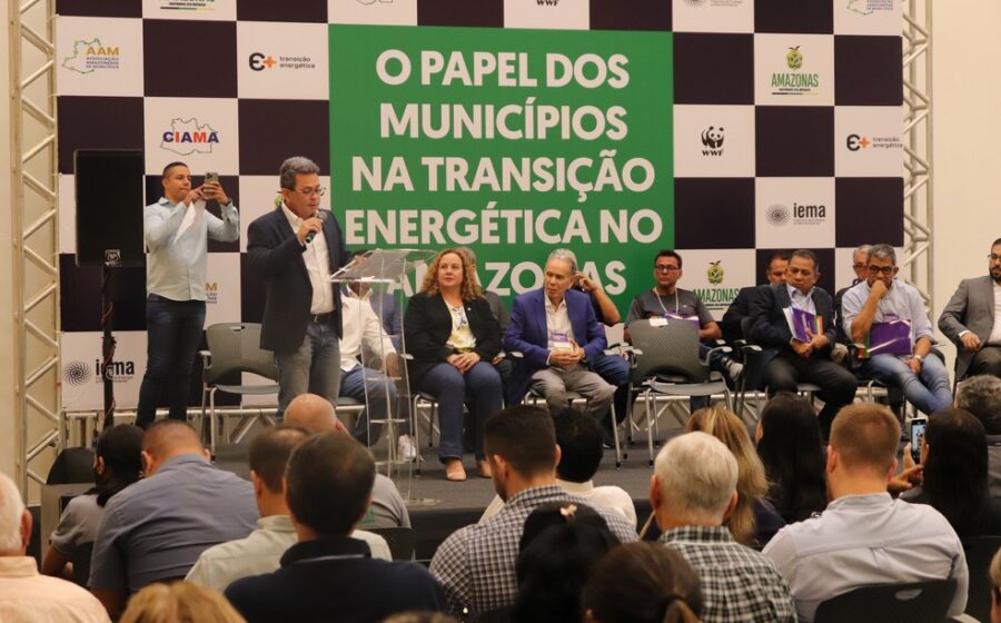 Município brasileiro com parques eólicos e solares ao fundo, simbolizando transição energética local