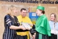 Estudantes universitários colaborando com profissionais de empresas em sala de aula moderna