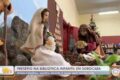 Casal de artesãos Rafael e Lígia ao lado de grande presépio cerâmico no Polo Cerâmico do Poti Velho