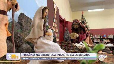 Casal de artesãos Rafael e Lígia ao lado de grande presépio cerâmico no Polo Cerâmico do Poti Velho