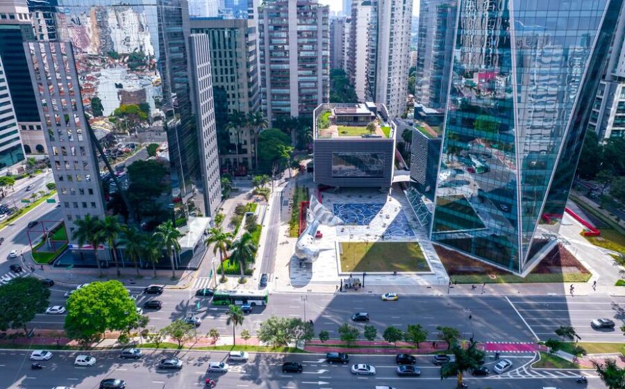 Edifícios corporativos da Faria Lima ao pôr do sol, centro financeiro de São Paulo