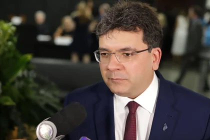 Rafael Fonteles, governador do Piauí, em retrato oficial com bandeira do estado ao fundo