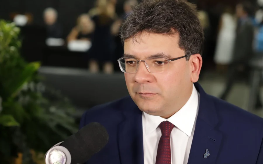 Rafael Fonteles, governador do Piauí, em retrato oficial com bandeira do estado ao fundo