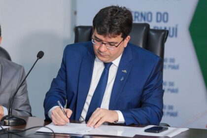 Rafael Fonteles, governador do Piauí, em retrato oficial, simbolizando sua política de controle de gastos estaduais
