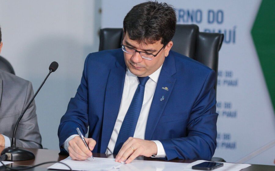 Rafael Fonteles, governador do Piauí, em retrato oficial, simbolizando sua política de controle de gastos estaduais