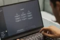 Estudante usando inteligência artificial no laptop para preparação do Enem 2026