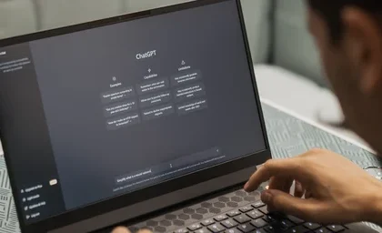 Estudante usando inteligência artificial no laptop para preparação do Enem 2026