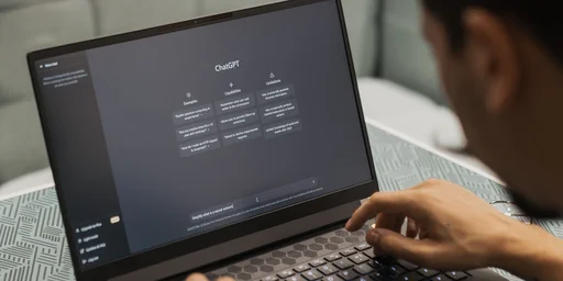 Estudante usando inteligência artificial no laptop para preparação do Enem 2026