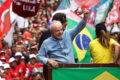 Lula discursa sobre data centers e IA nacional com bandeira do Brasil ao fundo