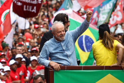 Lula discursa sobre data centers e IA nacional com bandeira do Brasil ao fundo