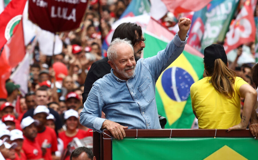 Lula discursa sobre data centers e IA nacional com bandeira do Brasil ao fundo