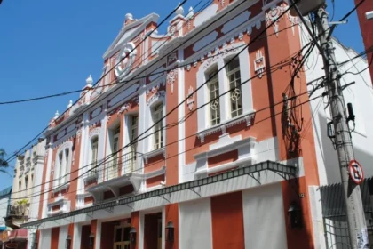 Fachada histórica do Teatro Metrópole em Taubaté, prédio centenário no centro da cidade