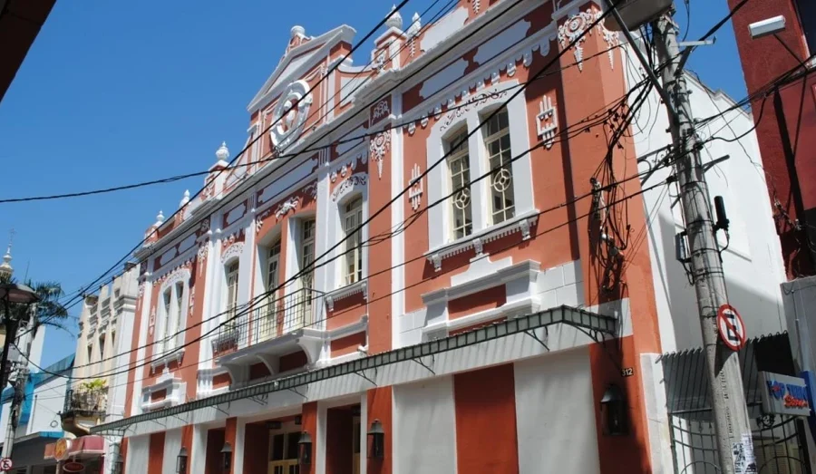 Fachada histórica do Teatro Metrópole em Taubaté, prédio centenário no centro da cidade
