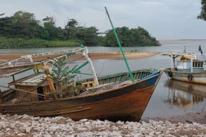Pescadores artesanais na foz do Rio Doce entre Aracruz e Linhares após liberação da pesca