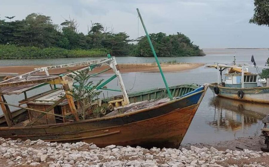 Pescadores artesanais na foz do Rio Doce entre Aracruz e Linhares após liberação da pesca