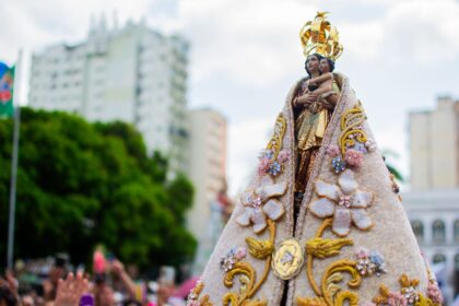 Coleção de moda amazônica para o Círio 2026 com estampas de "Nazinha" criadas por mestres ribeirinhos do Pará