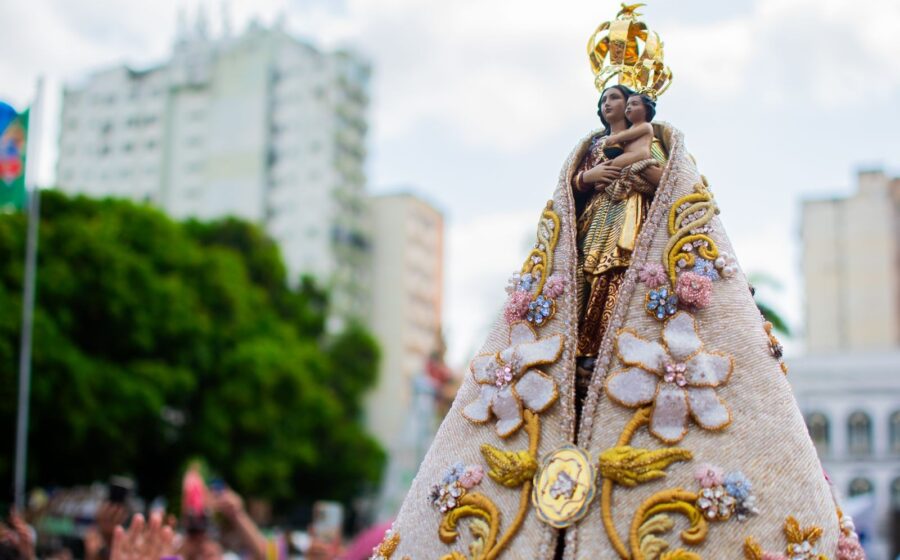 Coleção de moda amazônica para o Círio 2026 com estampas de "Nazinha" criadas por mestres ribeirinhos do Pará