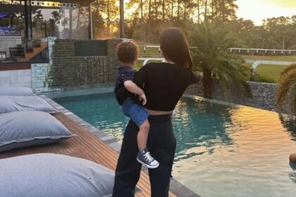 Bianca Andrade em frente à mansão brutalista de R$ 9 milhões em Pinheiros, São Paulo