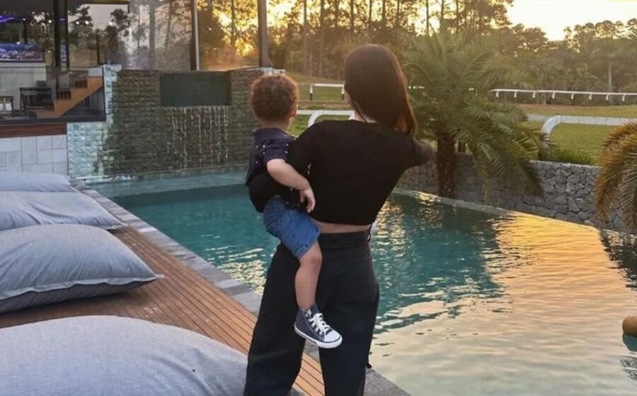 Bianca Andrade em frente à mansão brutalista de R$ 9 milhões em Pinheiros, São Paulo