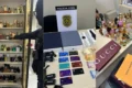 Polícia Civil do RN cumpre mandado contra influenciadora do jogo do tigrinho em Natal, com celulares e notebooks apreendidos
