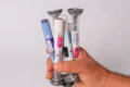 Caneta Ozempic ao lado de frascos de skincare L'Oréal, simbolizando impacto de GLP-1 na beleza