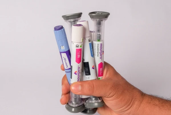 Caneta Ozempic ao lado de frascos de skincare L'Oréal, simbolizando impacto de GLP-1 na beleza