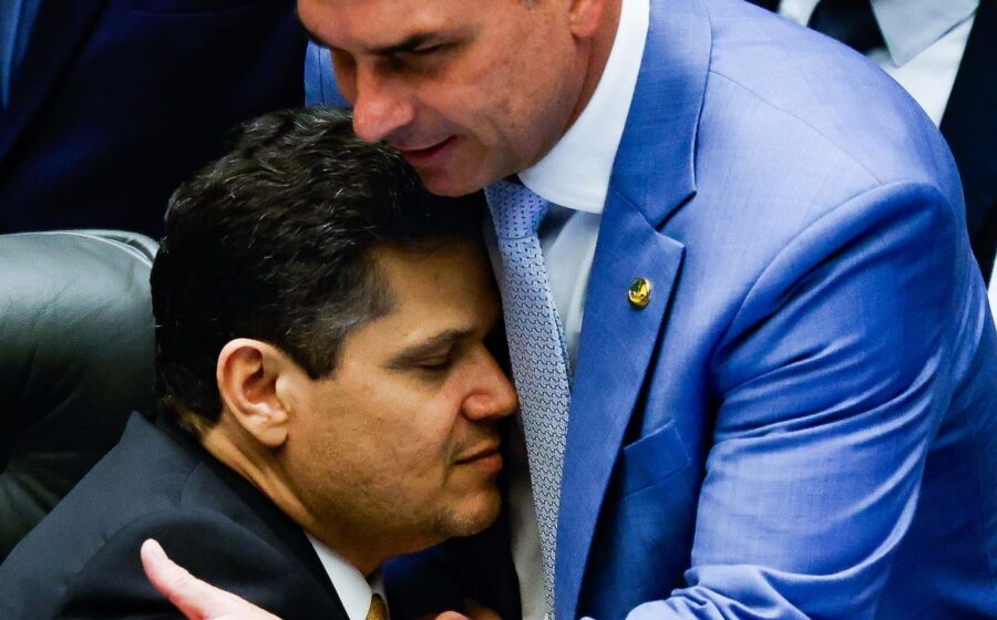Rui Costa e Davi Alcolumbre em sessão no Senado discutindo articulação política
