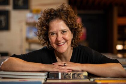 Socorro Acioli, escritora cearense best-seller com 1 milhão de livros vendidos pela Companhia das Letras