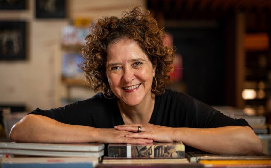 Socorro Acioli, escritora cearense best-seller com 1 milhão de livros vendidos pela Companhia das Letras