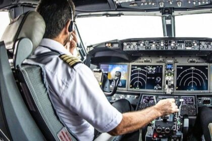 Piloto da Esquadrilha da Fumaça no cockpit do A-29 Super Tucano durante manobra de alta força G