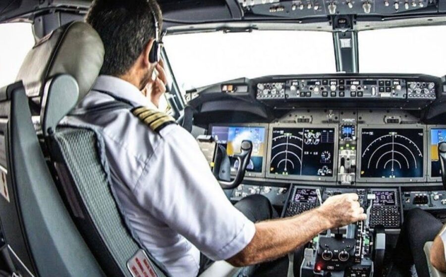 Piloto da Esquadrilha da Fumaça no cockpit do A-29 Super Tucano durante manobra de alta força G