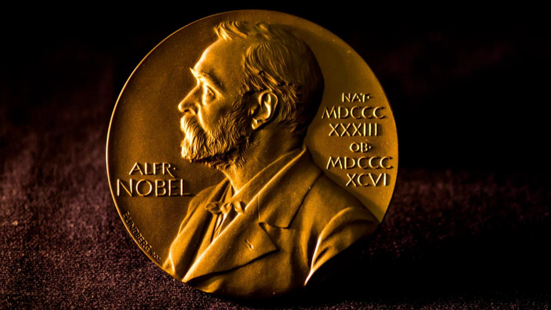 Robert Hall e Michael Woodford comemoram Nobel de Economia 2026 em Estocolmo