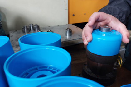 Fábrica de termoplásticos no Polo Industrial de Manaus com máquinas de injeção produzindo componentes plásticos